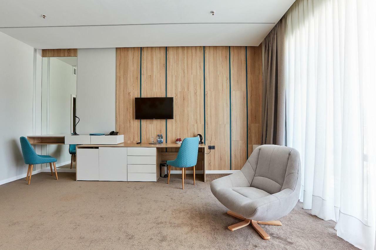 Aqua-Minsk Hotel Plus エクステリア 写真